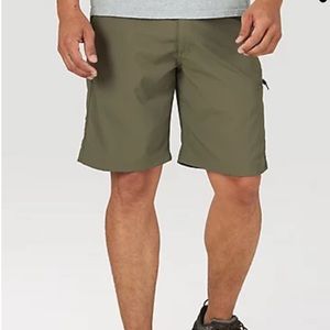 NWT: WRANGLE PERFORMANCE ELASTIC WAIST SHORTS SIZE 40